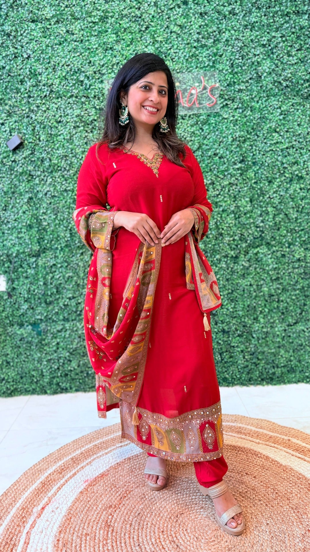 Inaaya Rouge – Chinon Handwork Suit Set