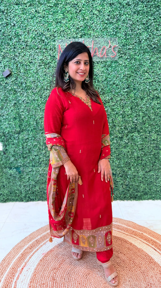 Inaaya Rouge – Chinon Handwork Suit Set